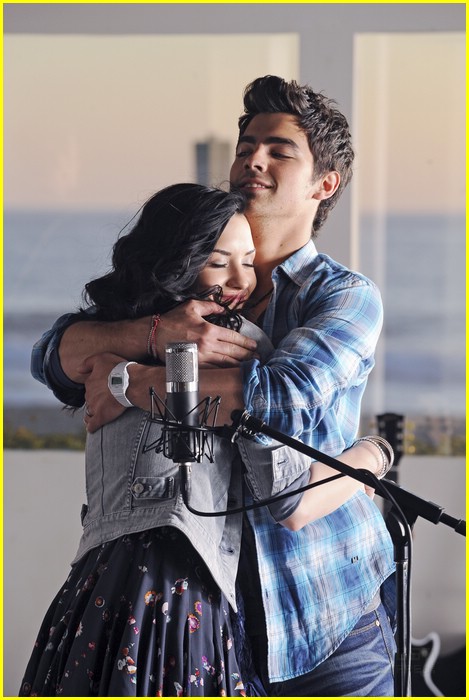 joe-jonas-demi-lovato-sing-oceans-02.jpg