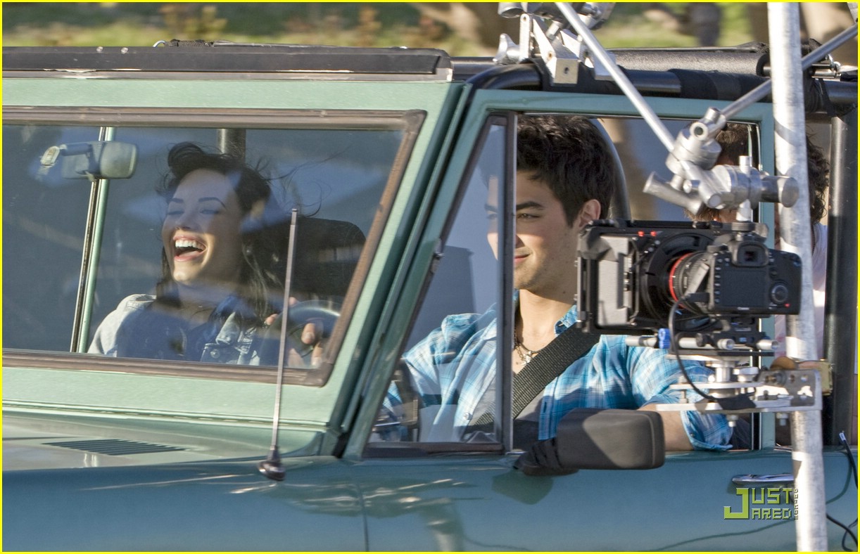 joe-jonas-demi-lovato-sing-oceans-04.jpg