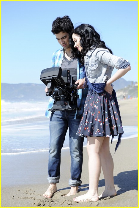 joe-jonas-demi-lovato-sing-oceans-15.jpg