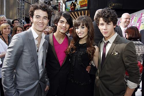demi-lovato-and-the-jonas-brothers.jpg